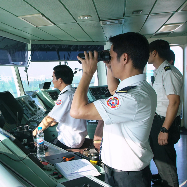 Huấn luyện hoa tiêu, cho thuê hoa tiêu và thuyền viên